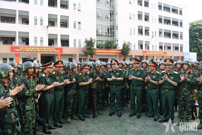 Thượng tướng Lê Quang Đạo kiểm tra quy định sẵn sàng chiến đấu và động viên cán bộ, chiến sĩ Lữ đoàn 144.