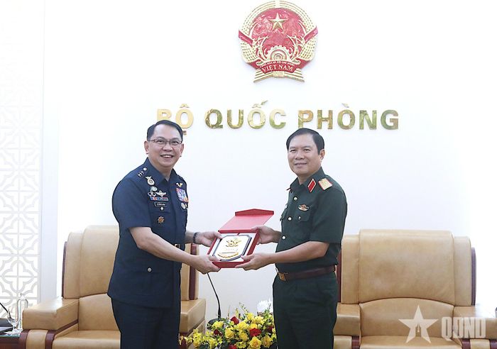 Đại tướng Nguyễn Tân Cương trao tặng Trung tướng Arthur M. Cordura quà lưu niệm.