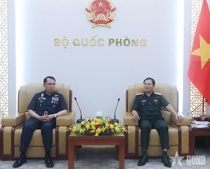 Đại tướng Nguyễn Tân Cương tiếp Trung tướng Arthur M. Cordura, Tư lệnh Không quân Philippines.