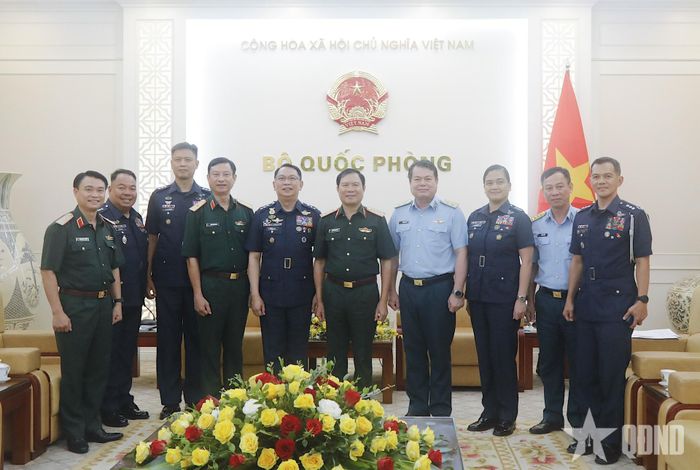 Đại tướng Nguyễn Tân Cương và Tư lệnh Không quân Philippines cùng các đại biểu.