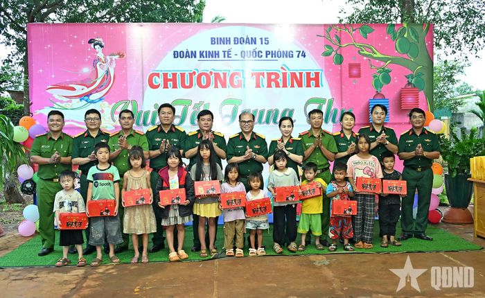 Lãnh đạo Đoàn Kinh tế - Quốc phòng 74 và các đại biểu trao quà Tết Trung thu của Bộ tư lệnh Binh đoàn 15 gửi tặng các cháu trên địa bàn Đội sản xuất số 19. 