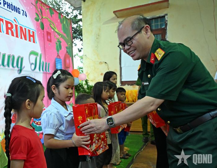 Đại tá Đậu Thiện Lương, Đoàn trưởng Đoàn Kinh tế - Quốc phòng 74 trao quà Trung thu tặng các cháu. 