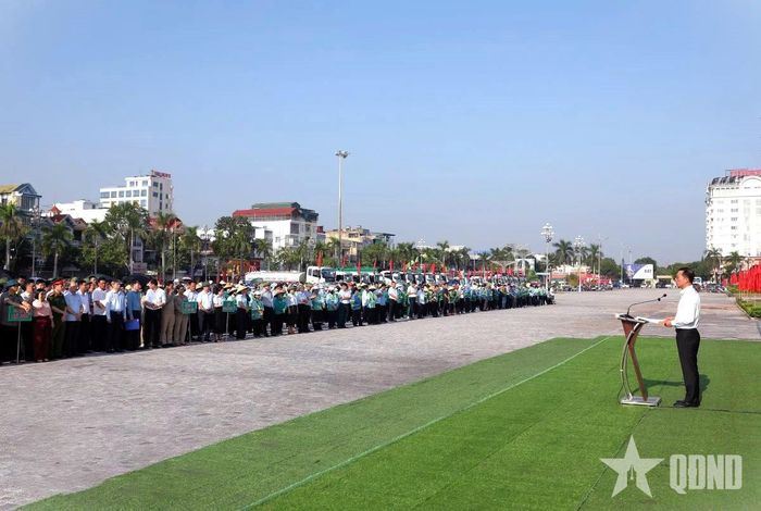 Quang cảnh lễ ra quân vệ sinh môi trường, khơi thông hệ thống tiêu, thoát nước và khắc phục hậu quả sau mưa lũ tại Thanh Hóa.