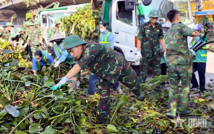 Cán bộ chiến sĩ Tiểu đoàn 1, Trung đoàn 762 cùng nhân dân tham gia xử lý ách tắc kênh mương tại địa bàn đóng quân.