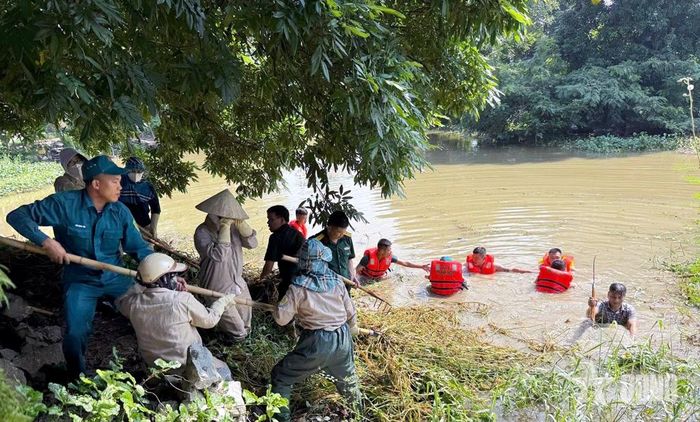 Cán bộ, chiến sĩ Ban CHQS phường Đông Quang tích cực tham gia ngay sau lễ phát động.