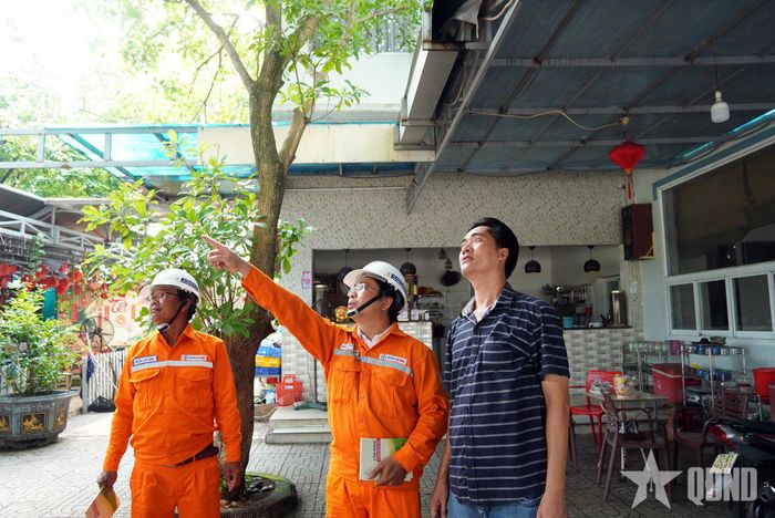  Cán bộ, công nhân ngành điện TP Hồ Chí Minh tuyên truyền, hướng dẫn các hộ kinh doanh sử dụng điện an toàn mùa mưa bão. 
