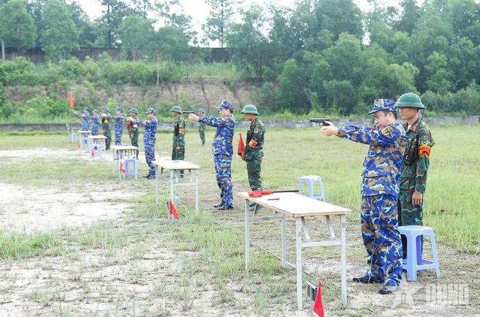Các sĩ quan thực hiện bài bắn súng K54.