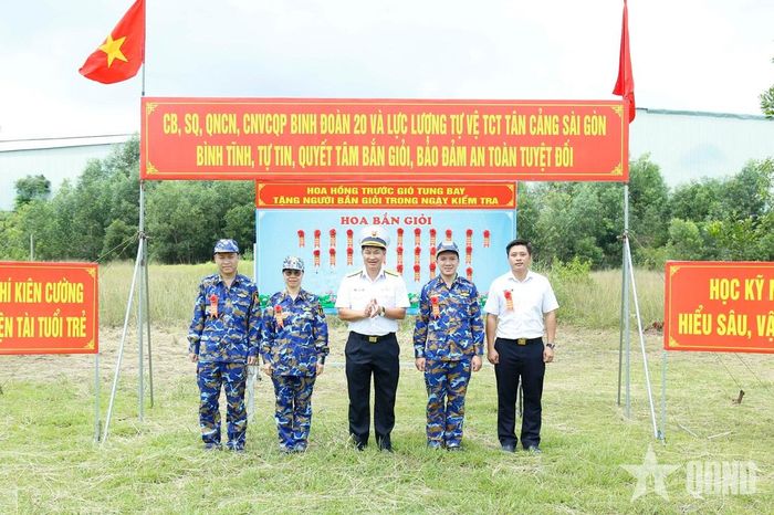 Đại tá Nguyễn Phương Nam, Phó tư lệnh Binh đoàn 20 chúc mừng các đồng chí bắn giỏi.