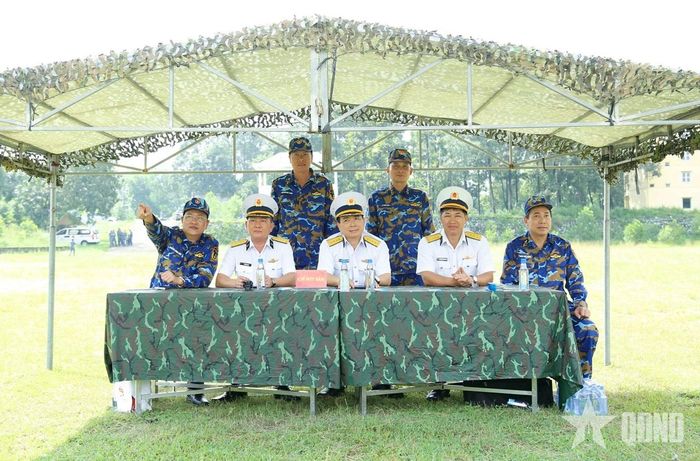 Chỉ huy trường bắn quan sát các bài bắn.