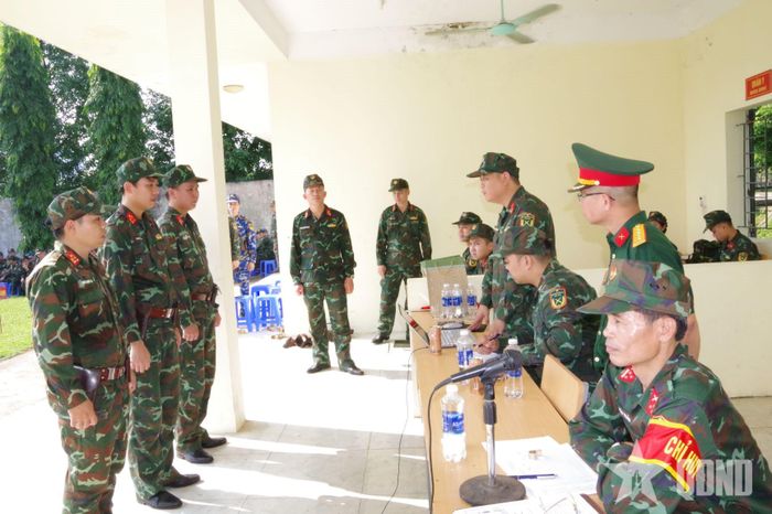 Học viên nghe thông báo kết quả bắn. 