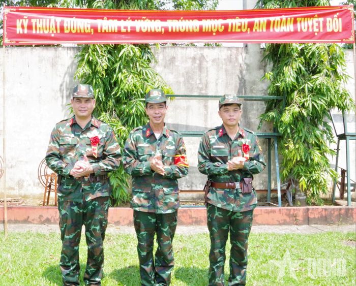  Thủ trưởng Khoa Binh chủng trao hoa bắn giỏi tặng học viên. 
