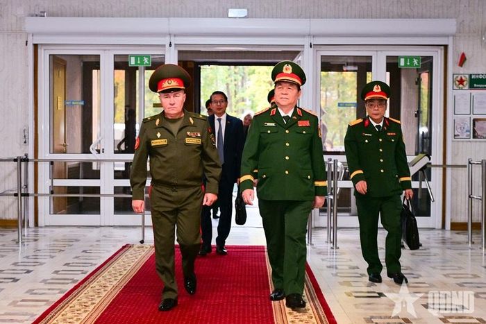  Thiếu tướng Leonid Viktorovich Kasinsky đón Đại tướng Nguyễn Trọng Nghĩa.  