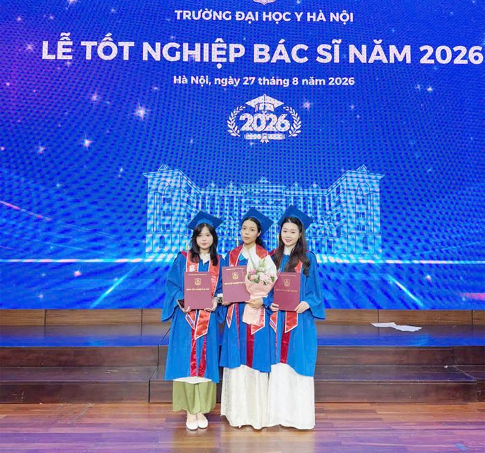  Năm 2026, Phương Anh, Huyền Linh và Phương Nhi cùng tốt nghiệp loại giỏi Trường Đại học Y Hà Nội. Ảnh: Nhân vật cung cấp  