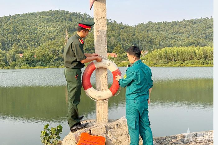 Ban CHQS phường Đông Mai treo phao cứu sinh tại khu vực đập tràn.