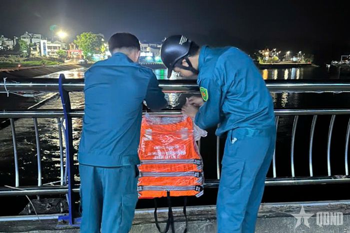 Ban CHQS xã Tiên Yên bố trí áo phao tại khu vực cầu, chủ động bảo đảm an toàn khi có tình huống xảy ra.