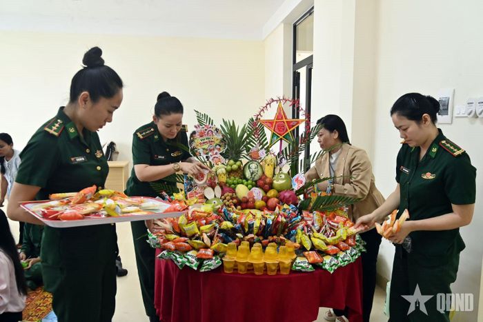 Bày mâm cỗ Trung thu. 