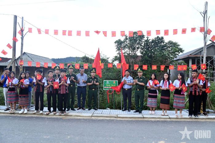 Khánh thành công trình “Đường cờ Tổ quốc”. 