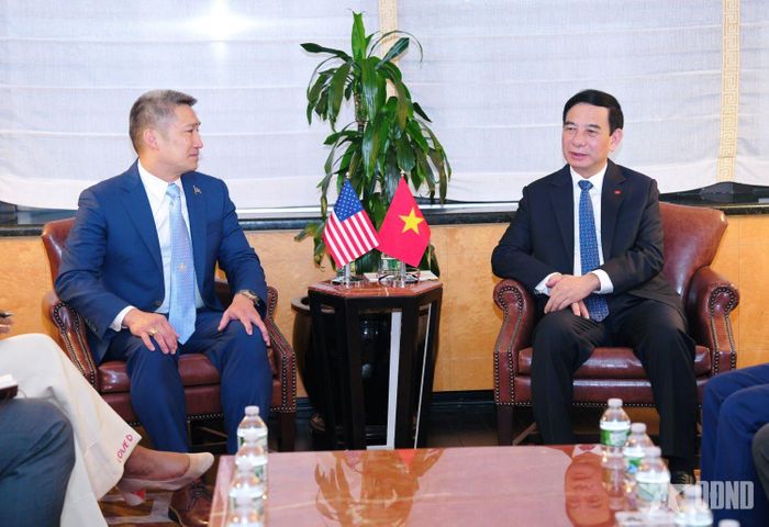 Đại tướng Phan Văn Giang và Quyền Bộ trưởng Bộ Hải quân Hoa Kỳ Hùng Cao.