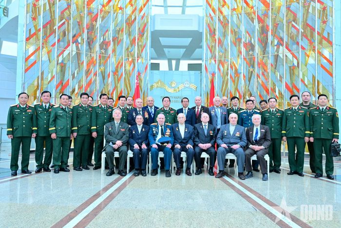 Đại tướng Nguyễn Trọng Nghĩa và đoàn đại biểu chính trị cấp cao QĐND Việt Nam cùng các chuyên gia quân sự Belarus từng giúp đỡ Việt Nam chụp ảnh chung.