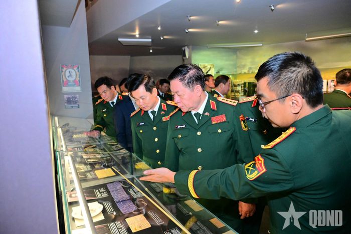 Đại tướng Nguyễn Trọng Nghĩa và đoàn đại biểu chính trị cấp cao QĐND Việt Nam tham quan Bảo tàng Lịch sử Chiến tranh Vệ quốc vĩ đại.