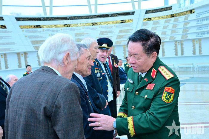 Đại tướng Nguyễn Trọng Nghĩa thăm hỏi các chuyên gia quân sự Belarus từng giúp đỡ Việt Nam.