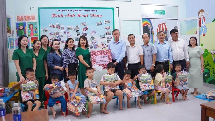 Phó Chủ tịch HĐND thành phố Đoàn Ngọc Hùng Anh thăm, tặng quà tại Cơ sở Bảo trợ xã hội Thiện Nhân.