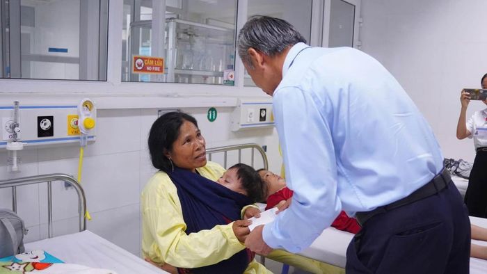 Phó Chủ tịch HĐND thành phố Đoàn Ngọc Hùng Anh tặng quà động viên trẻ em có hoàn cảnh khó khăn đang điều trị tại bệnh viện.