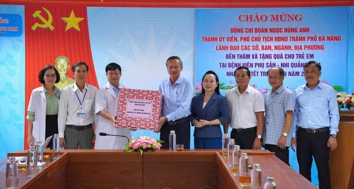Phó Chủ tịch HĐND thành phố Đoàn Ngọc Hùng Anh tặng quà cho Bệnh viện Phụ sản – Nhi Quảng Nam.