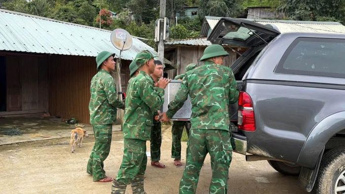 Đồn Biên phòng Ga Ry phối hợp với lực lượng tại chỗ tổ chức tuyên truyền, vận động và hỗ trợ người dân di chuyển khẩn cấp đến nơi an toàn.