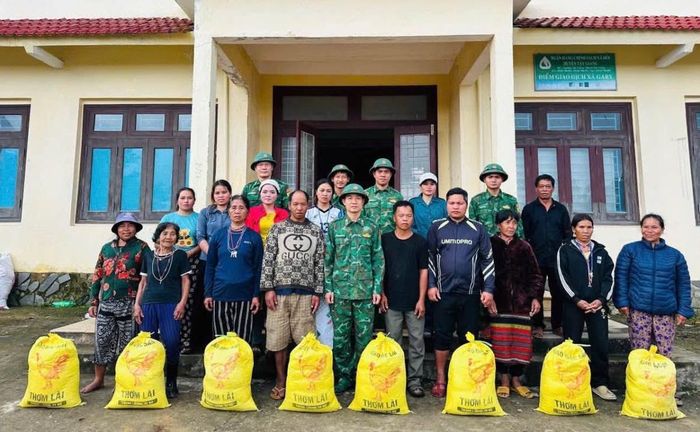 Đồn Biên phòng Ga Ry hỗ trợ 200kg gạo cho các gia đình tại khu vực tránh trú.