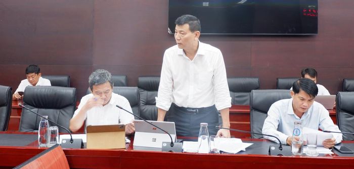 Đại diện BQLDA báo cáo tình hình tiến độ triển khai các dự án trên lĩnh vực y tế tại buổi làm việc.