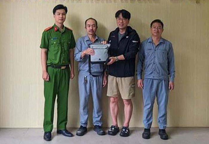Ông Jung ILNam (thứ 2 từ phải sang) nhận lại
