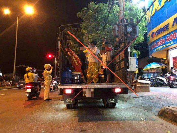 Những hành vi vi phạm như trong ảnh sẽ được lực lượng CSGT kiểm tra, xử lý nghiêm trong dịp Tết Trung thu năm nay