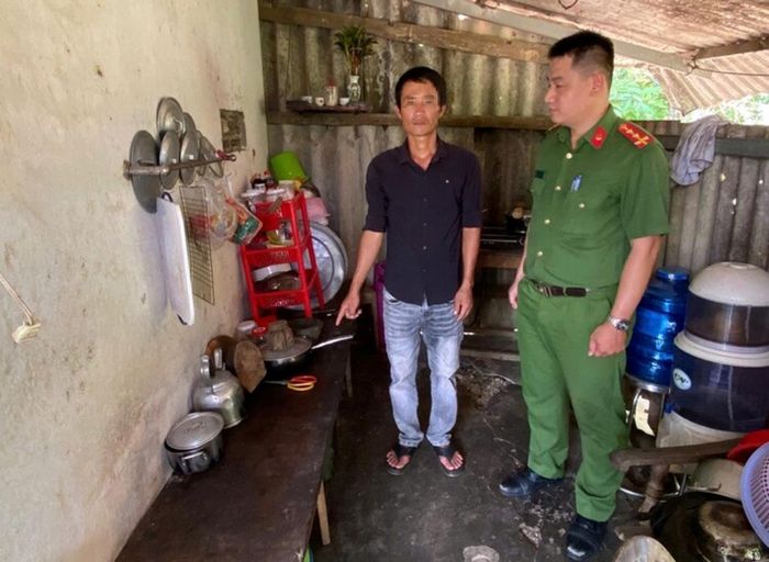 Đối tượng P.H.H. chỉ nơi lấy cây kéo đâm bạn nhậu bị thương.