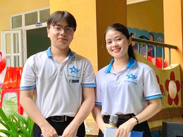 Vũ Anh Tú (trái) phụ trách phần dẫn chương trình của hoạt động tình nguyện “Trung Thu yêu thương 2026”.