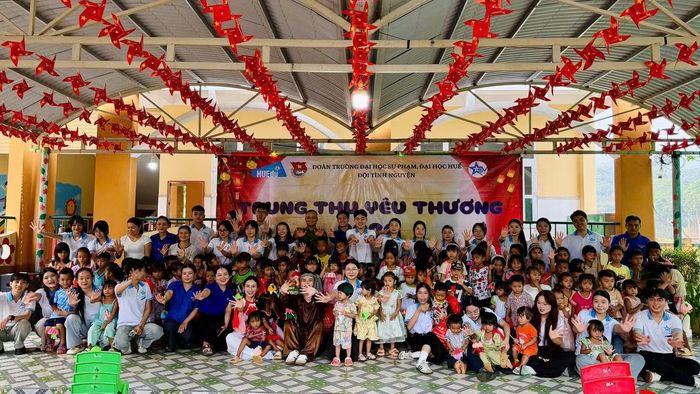 Đội Tình nguyện mang Trung Thu đến với trẻ em vùng cao Đakrông (Quảng Trị).