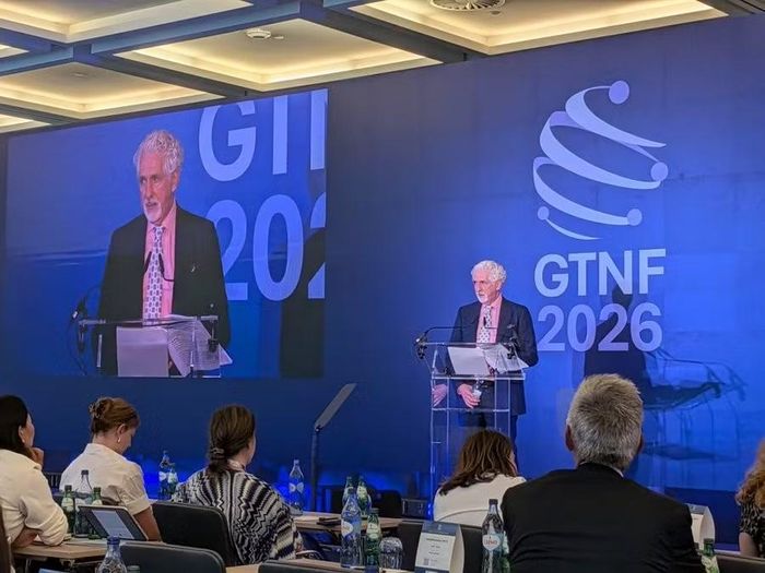 TS. Bret Koplow, Giám đốc Trung tâm Thuốc lá thuộc FDA, là người ủng hộ hướng tiếp cận giảm tác hại thuốc lá song song với ngăn chặn giới trẻ tiếp cận nicotine.