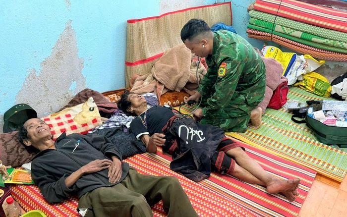 Lực lượng quân y thăm khám cho người dân khu vực bị sơ tán. Ảnh: PHÚC TRƯỜNG