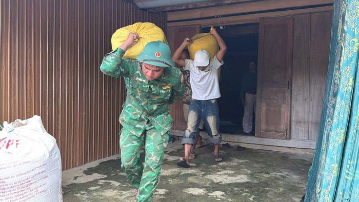 Lực lượng di dời tài sản người dân đến nơi an toàn. Ảnh: PHÚC TRƯỜNG