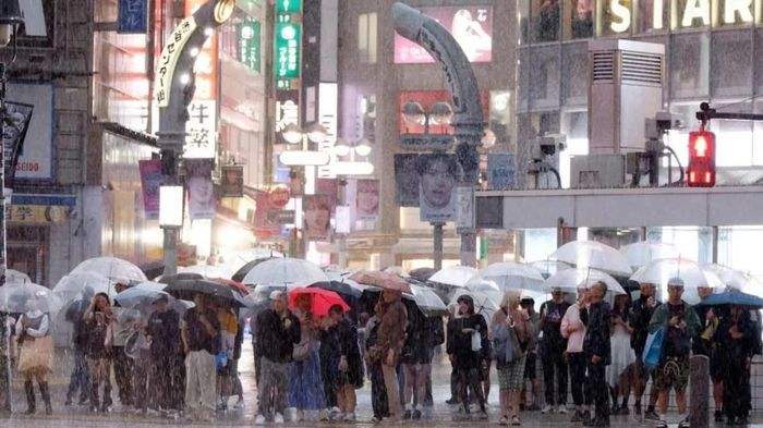 Dòng người mắc kẹt trên phố ở thủ đô Tokyo do bão Dujuan. Ảnh: EPA