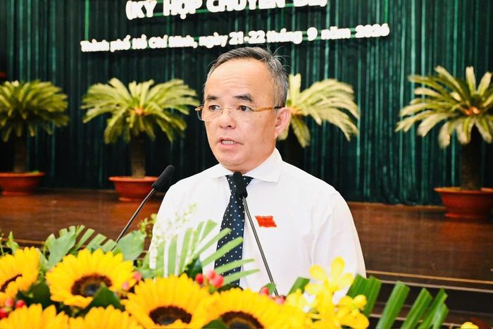  Chánh Văn phòng Đoàn ĐBQH và HĐND TPHCM Võ Anh Tuấn trình bày báo cáo tổng hợp ý kiến thảo luận tổ. Ảnh: VIỆT DŨNG 