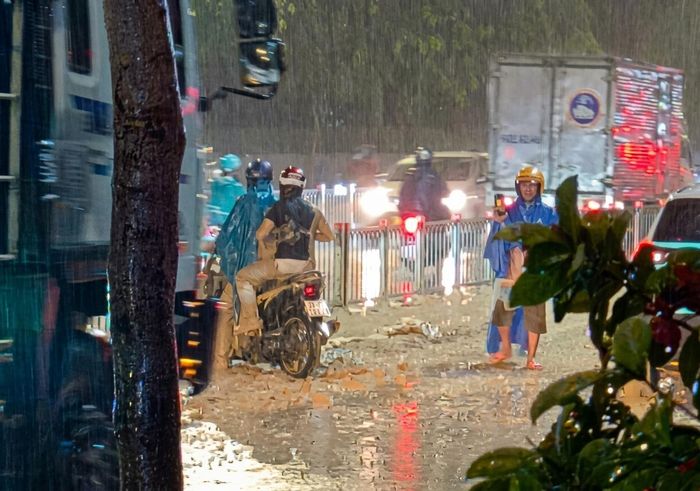 Sự cố khiến nhiều người đi xe máy té ngã. Ảnh: THANH NGUYÊN