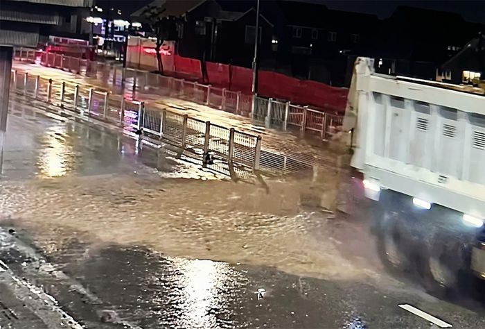 Tối 21-9, xe ben chở bùn đất làm rơi vãi ra đường Cộng Hòa. Ảnh cắt từ clip