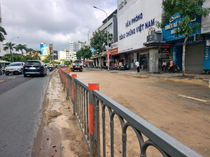 Mặt đường Cộng Hòa phủ dày lớp bùn đất. Ảnh: NGUYỄN TÂN