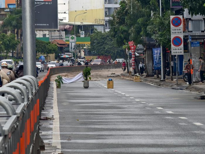 Rào chắn, cảnh báo một phần đường. Ảnh: NGUYỄN TÂN