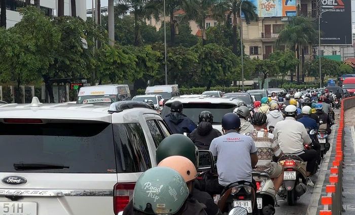 Giao thông qua khu vực ùn ứ sáng 22-9. Ảnh: NGUYỄN TÂN