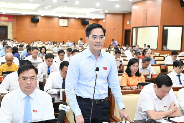 Giám đốc Sở Xây dựng TPHCM Trần Quang Lâm trao đổi với đại biểu tại phiên thảo luận. Ảnh: VIỆT DŨNG