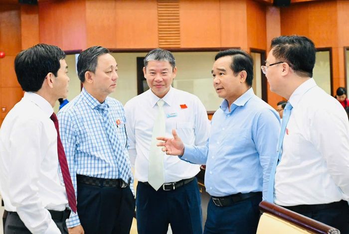 Chủ tịch UBND TPHCM Nguyễn Văn Được trao đổi cùng các đại biểu dự kỳ họp. Ảnh: VIỆT DŨNG