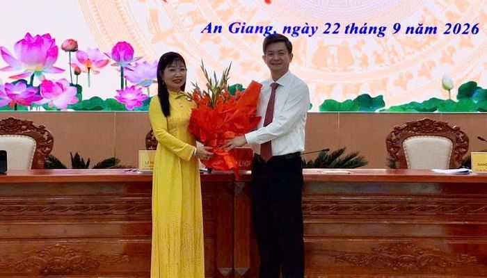 Đồng chí Lê Quang Tùng, Bí thư Tỉnh ủy An Giang tặng hoa chúc mừng tân Chủ tịch HĐND tỉnh An Giang Trần Thị Thanh Hương