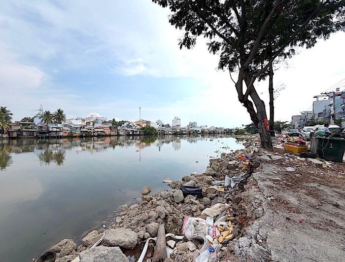 TPHCM triển khai công tác bồi thường giải phóng mặt bằng tại kênh Đôi, phường Chánh Hưng, TPHCM. Ảnh: HOÀNG TÙNG
